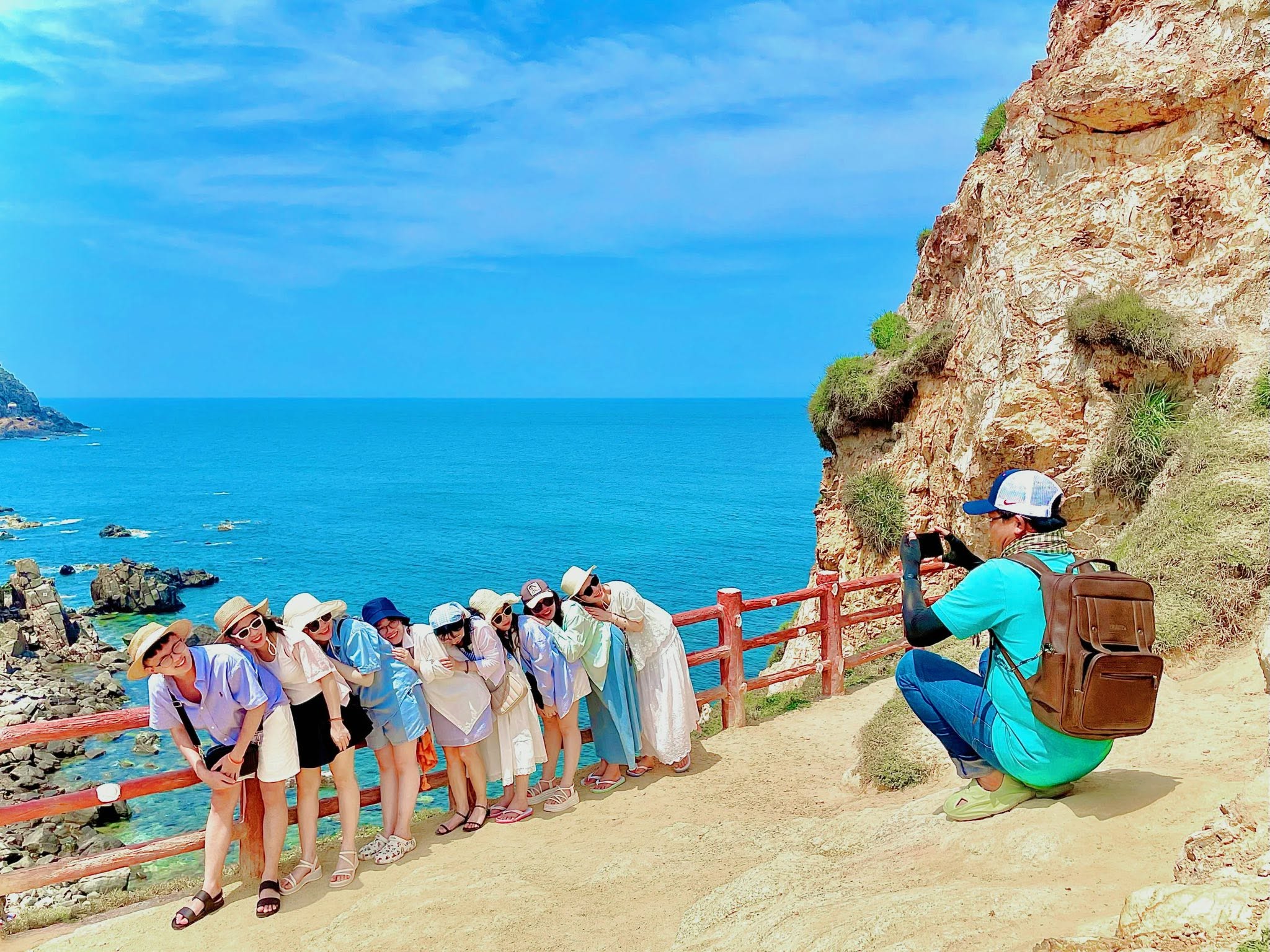 Hướng dẫn viên Cỏ Travel chụp ảnh cho khách trong hành trình biển Quy Nhơn
